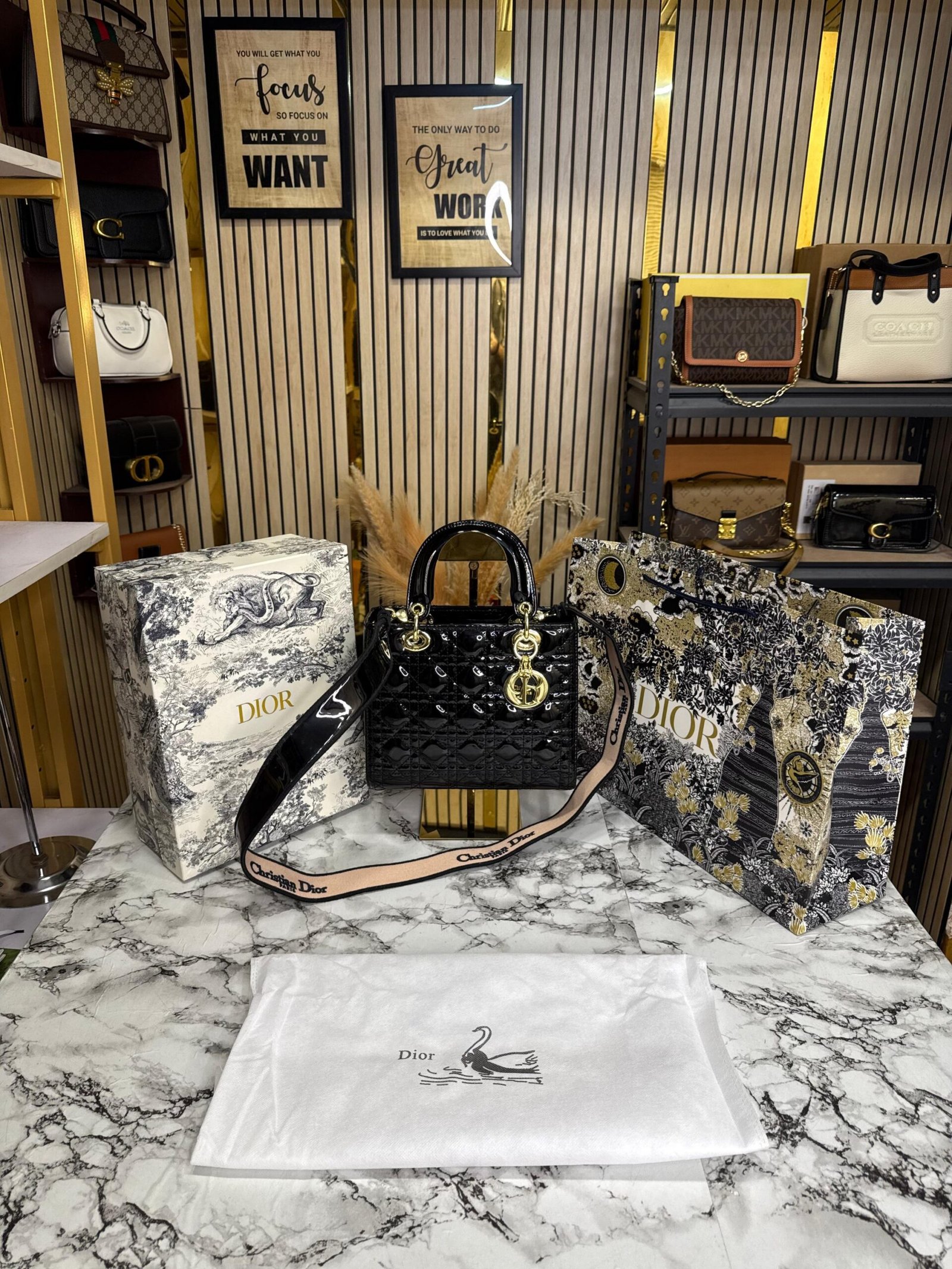 CHRISTIAN DIOR LADY PREMIUM BAG WITH OG BOX AND CARRY BAG ????☑️