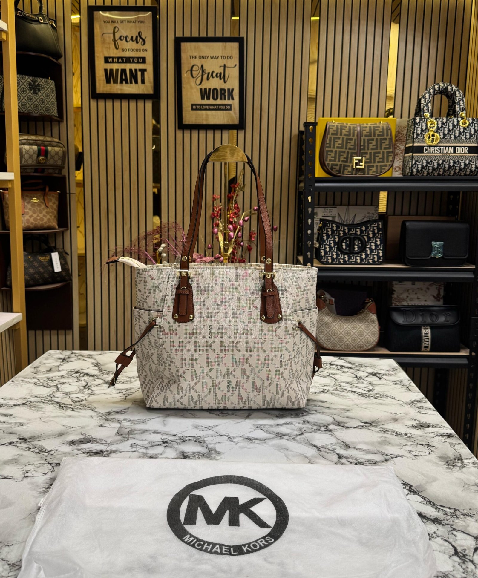 MICHAEL KORS VOYAGER PREMIUM TOTE BAG WITH OG DUST BAG