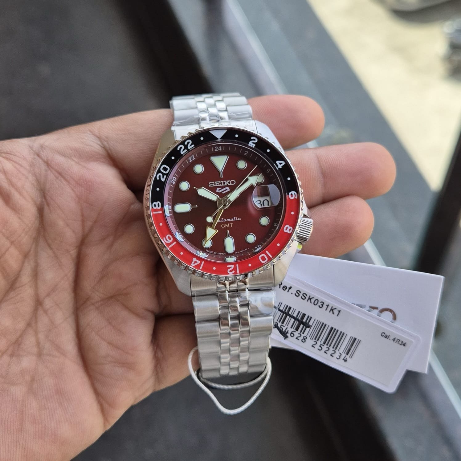 Seiko GMT Sports Watch – Automatic Dual Time Zone Timepiece (red)
